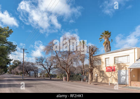 LOXTON, SÜDAFRIKA, August 7, 2018: eine Straße, Szene, mit einem Business und Häuser, in Loxton in der Northern Cape Provinz Stockfoto