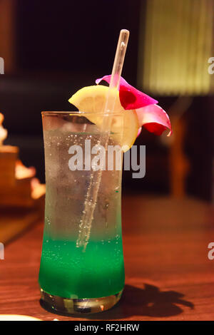 Grün tropischer Sommer Freude Soda Mocktail, erfrischenden Softdrink loswerden Durst mit süßem Aroma aus Kalk und orchid flower zu erhalten und Kühlung leckere Stockfoto