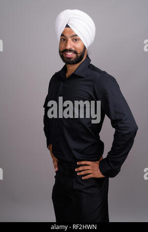 Junge indische Sikh Geschäftsmann mit weißen Turban Stockfoto