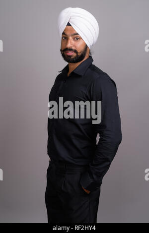 Junge indische Sikh Geschäftsmann mit weißen Turban Stockfoto