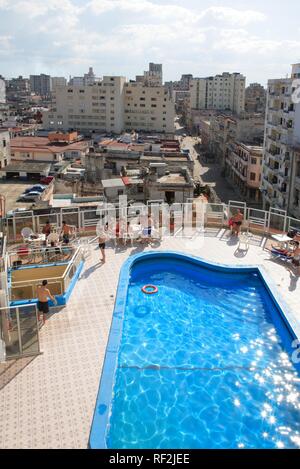 Blick auf die Altstadt von Havanna mit einem Resort Pool im Vordergrund, Havanna, Kuba, Karibik Stockfoto