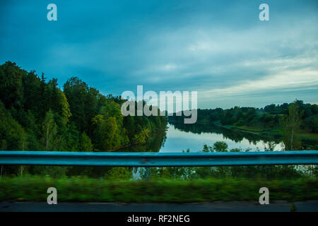 Landschaft aus Wald und Spiegel Fluss Stockfoto