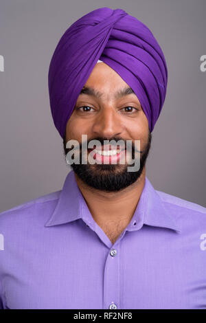 Angesichts der indischen Sikh Geschäftsmann, tragen Turban und lächelnd Stockfoto