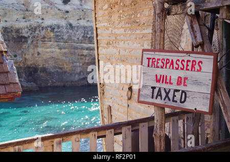 Mellieha, Malta, 30. Dezember 2018 - Kein Übertreten Zeichen auf dem alten rauhen Haus - Eindringlinge wird besteuert. Stockfoto