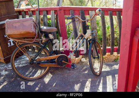 Mellieha, Malta, 30. Dezember 2018 - Vintage Fahrrad in popeye village Anchor Bay Stockfoto