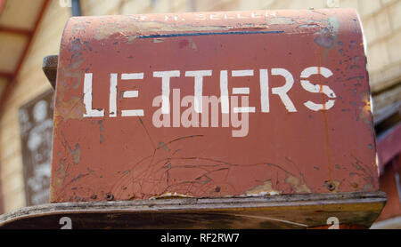 Mellieha, Malta, 30. Dezember 2018 - Letter Box vor silberschmied Haus in popeye village ancor Bay Stockfoto