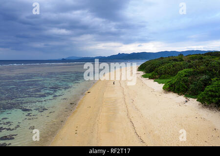 Luftaufnahme von Moody Wetter über einen schönen tropischen Strand, von drohne getroffen Stockfoto