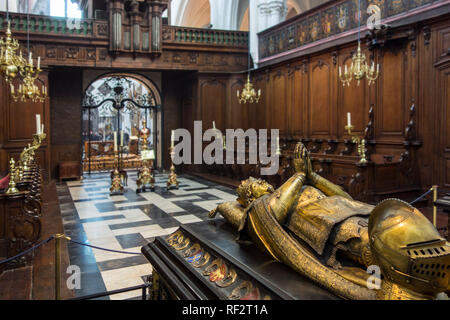 Grab von Karl dem Kühnen und Chor in der Kirche Unserer Lieben Frau/Onze-Lieve-Vrouwekerk in der Stadt Brügge, Westflandern, Belgien Stockfoto