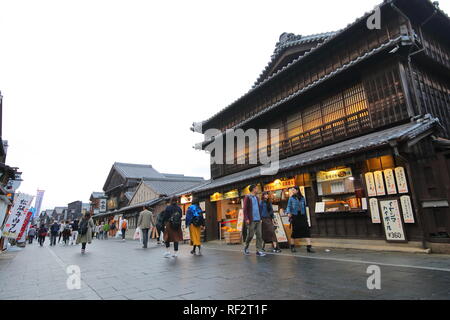 Menschen besuchen Okage Yokocho Einkaufsstraße in der Nähe von Ise-Jingu Schrein von Ise Japan. Stockfoto