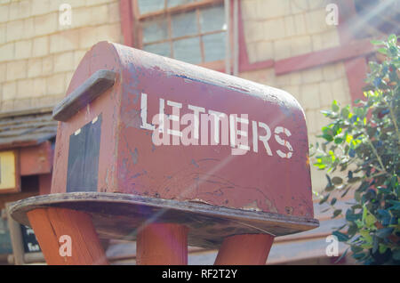 Mellieha, Malta, 30. Dezember 2018 - Letter Box vor silberschmied Haus in popeye village ancor Bay Stockfoto