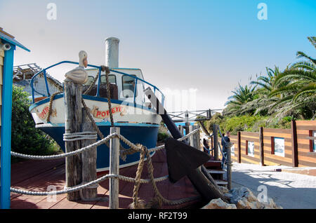 Mellieha, Malta, 30. Dezember 2018 - Popeye boath auf den Eingang von popeye village Anchor Bay Stockfoto