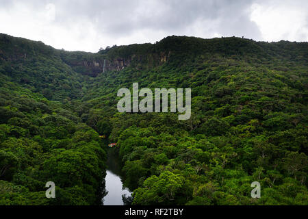 Luftaufnahme der Boote auf dem Fluss im tropischen Regenwald geparkt mit Wasserfall im Hintergrund, Japan, flachkopfkatze osland Stockfoto