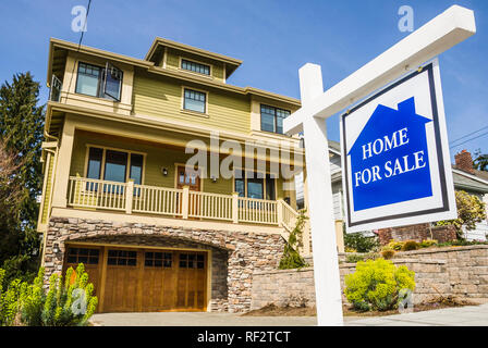 Haus mit einem Schild "Zum Verkauf". Stockfoto