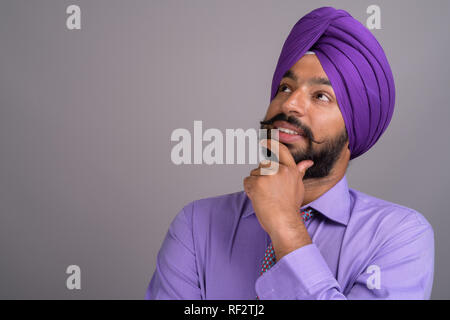 Indische Sikh Geschäftsmann, tragen Turban beim Denken Stockfoto