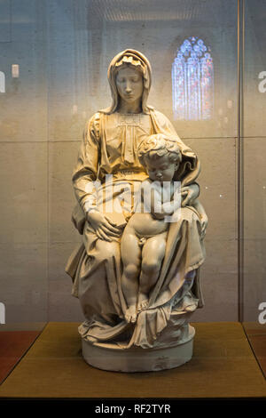 Nachbildung der Madonna von Brügge, Skulptur von Michelangelo in der Kirche Unserer Lieben Frau/Onze-Lieve-Vrouwekerk in der Stadt Brügge, Flandern, Belgien Stockfoto