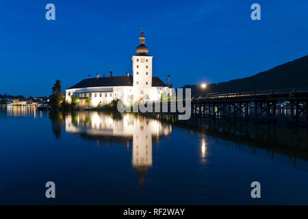 Das Schloss Ort (bis ins frühe 20. Jahrhundert auch Orth geschrieben) ist ein Komplex aus zwei Schlössern am Traunsee in Gmunden (Oberösterreich). Es Stockfoto