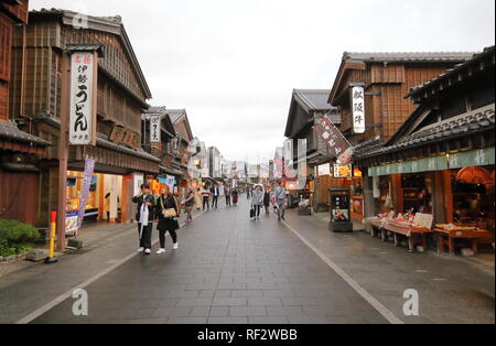 Menschen besuchen Okage Yokocho Einkaufsstraße in der Nähe von Ise-Jingu Schrein von Ise Japan. Stockfoto