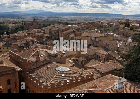 Siena Dächer, gesehen aus der "Facciatone" Duomo Nuovo, Siena, Toskana, Italien Stockfoto