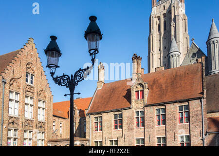 Sint-Janshospitaal/St John's Hospital und den Kirchturm der Kirche Unserer Lieben Frau/Onze-Lieve-Vrouwekerk in der Stadt Brügge, Westflandern, Belgien Stockfoto