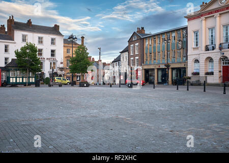 Ripon Marktplatz, Ripon, N Yorkshire, UK. 3. Juli 2017. Am frühen Abend und eine gepflasterte und verlassenen Marktplatz Straße. Von traditionellen Geschäften umgeben Stockfoto