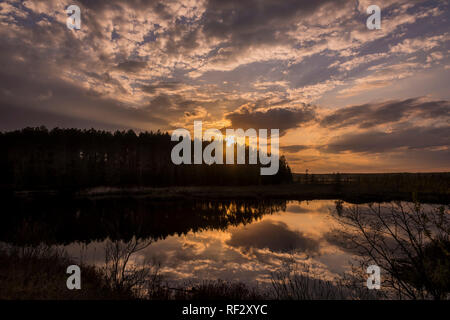 Sonnenuntergang am See in Nordwisconsin. Stockfoto