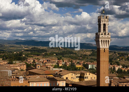 Von Siena Torre del Mangia, von den "Facciatone" gesehen von der Duomo Nuovo, Siena, Toskana, Italien Stockfoto