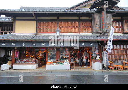 Menschen besuchen Okage Yokocho Einkaufsstraße in der Nähe von Ise-Jingu Schrein von Ise Japan. Stockfoto