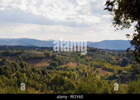 Der Blick über die toskanische Landschaft von der Piazzale Marcello Biringucci, Siena, Toskana, Italien Stockfoto