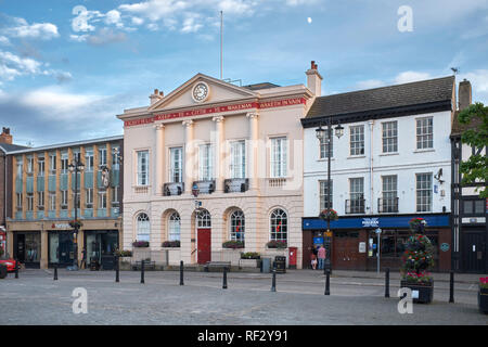 Ripon Marktplatz, Ripon, N Yorkshire, UK. 3. Juli 2017. Am frühen Abend und Ripon Rathaus wird durch NatWest und Halifax Banken flankiert Stockfoto