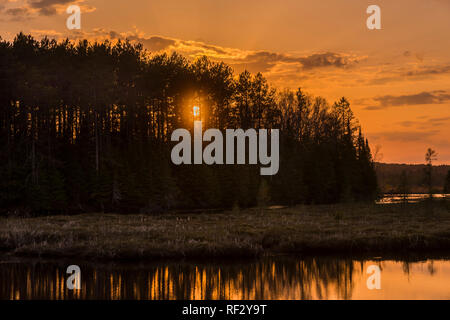 Sonnenuntergang am See in Nordwisconsin. Stockfoto