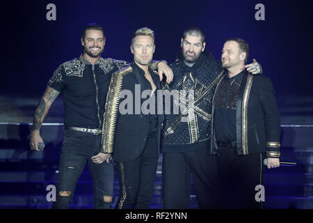 (Von links nach rechts) Keith Duffy, Ronan Keating, Shane Lynch und Mikey Graham von Boyzone auf der Bühne in der SSE Arena, Belfast, im Rahmen der Thank You & Goodnight Abschiedstour der Band. Stockfoto