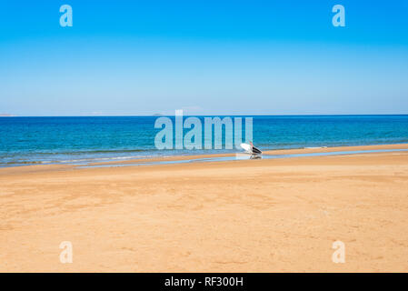 Paddleboard Wassersport Mann paddle Board auf Arina Sand Beach mediterrane Reiseziel Heraklion Kreta Griechenland. Stockfoto