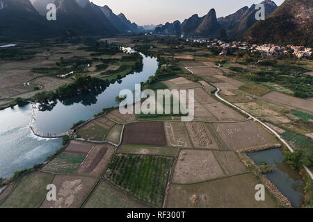 Niedrige Luftaufnahme der Karstgebirge, Wasser, und die Reisfelder entlang der Pearl River in China von einem Heißluftballon gesehen Stockfoto