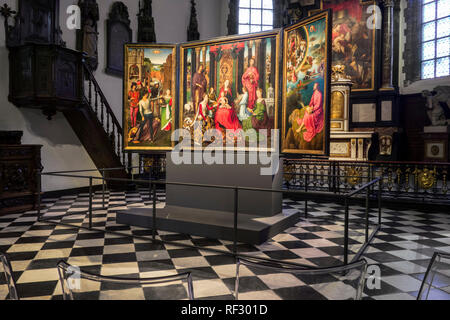 Triptychon St John altarbild von Hans Memling in der Apsis der Sint-Janshospitaal/St John's Hospital in der Stadt Brügge, Westflandern, Belgien Stockfoto