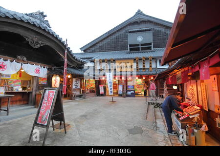 Menschen besuchen Okage Yokocho Einkaufsstraße in der Nähe von Ise-Jingu Schrein von Ise Japan. Stockfoto