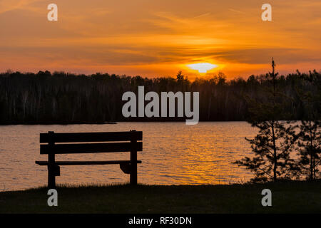 Sonnenuntergang am See in Nordwisconsin. Stockfoto