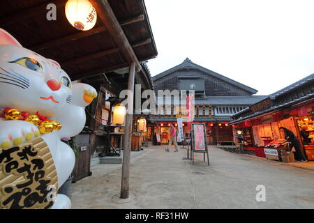 Menschen besuchen Okage Yokocho Einkaufsstraße in der Nähe von Ise-Jingu Schrein von Ise Japan. Stockfoto