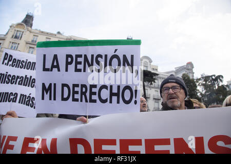 Ein älterer Mann gesehen, die ein Schild sagt, Pension, meine Rechte während des Protestes. Rentner aus verschiedenen Bereichen der Gemeinschaft von Madrid Protest für die Verteidigung der öffentlichen Renten für die Rentner, gegen das Spiel der Politiker in der Frage der Renten, mehr Ressourcen für die mindestrenten und die Gleichstellung von Frauen und Männern in der Renten zwischen Männern und Frauen. Stockfoto