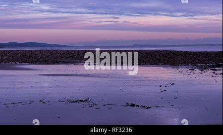 Charmouth, Dorset, Großbritannien. 23. Januar 2019. UK Wetter: Ein kalter Winter Abend am Meer Dorf Charmouth, Dorset. Der Himmel mit Blick auf den Golden Cap und der Jurassic Coast sind mit winterlichen rosa getönt wie die Sonne an einem kalten Januar Abend einstellt. Credit: Celia McMahon/Alamy leben Nachrichten Stockfoto