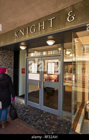 Southsea, Portsmouth, UK. 23. Januar, 2019. Die John Lewis store in Southsea, Portsmouth trading als Ritter & Lee, ein Shopper Lesen des Hinweises auf die Tür, in der es heißt, "Wir bedauern, dass dieser Shop wird heute nicht öffnen, wie wir machen eine wichtige Ankündigung zu unseren Partnern. Wir entschuldigen uns für jegliche Unannehmlichkeiten führen kann." Quelle: Ian Pilbeam/Alamy leben Nachrichten Stockfoto