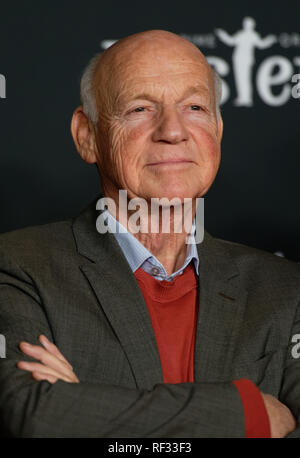 23. Januar 2019, Nordrhein-Westfalen, Köln: Der Schauspieler Dietrich Hollinderbäumer kommt zur Premiere der neuen Staffel der Comedy-serie "pastewka". Foto: Henning Kaiser/dpa Stockfoto