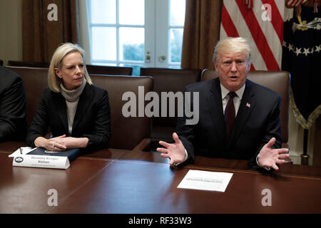 Washington, DC. 23 Jan, 2019. Präsidenten der Vereinigten Staaten Donald J. Trumpf, Recht, spricht zu den Reportern neben US-Heimatschutzministerium (DHS) Kirstjen Nielsen, links, bei einem Treffen mit konservativen Führer auf seiner Immigration Vorschlag im Weißen Haus am 23. Januar 2019 in Washington, DC. Credit: Yuri Gripas/Pool über CNP | Verwendung der weltweiten Kredit: dpa/Alamy leben Nachrichten Stockfoto