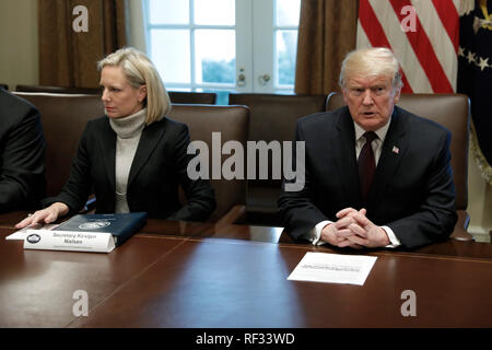 Washington, DC. 23 Jan, 2019. Präsidenten der Vereinigten Staaten Donald J. Trumpf, Recht, spricht zu den Reportern neben US-Heimatschutzministerium (DHS) Kirstjen Nielsen, links, bei einem Treffen mit konservativen Führer auf seiner Immigration Vorschlag im Weißen Haus am 23. Januar 2019 in Washington, DC. Credit: Yuri Gripas/Pool über CNP | Verwendung der weltweiten Kredit: dpa/Alamy leben Nachrichten Stockfoto