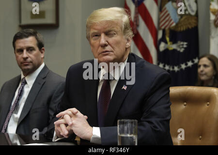 Washington, District of Columbia, USA. 23 Jan, 2019. Präsidenten der Vereinigten Staaten Donald J. Trumpf winks während eines fairen und ehrlichen Preisen im Gesundheitswesen roundtable im Weißen Haus am 23. Januar 2019 in Washington, DC Quelle: Yuri Gripas/CNP/ZUMA Draht/Alamy leben Nachrichten Stockfoto