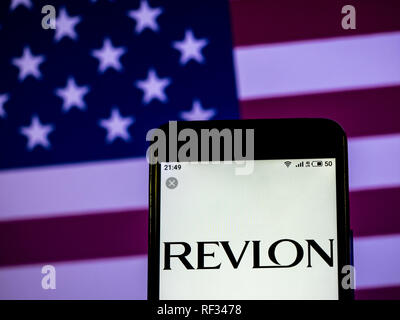 Kiew, Ukraine. 23 Jan, 2019. Revlon Cosmetics Company Logo gesehen auf einem Smartphone angezeigt. Quelle: Igor Golovniov/SOPA Images/ZUMA Draht/Alamy leben Nachrichten Stockfoto