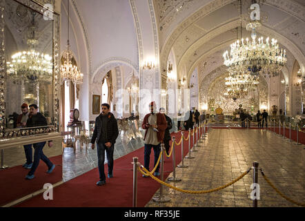 Teheran, Iran. 23 Jan, 2019. Touristen besuchen die Golestan Palast in Teheran, Iran, Jan. 23, 2019. Golestan Palast ist einer der ältesten Gebäudekomplexe in Teheran, die ursprünglich während der Safavid Dynastie in der historischen Stadtmauer gebaut, nach dem Internationalen Rat für Denkmalpflege (ICOMOS), ein beratendes Organ, das World Heritage Committee über die kulturelle Eigenschaften. Credit: Ahmad Halabisaz/Xinhua/Alamy leben Nachrichten Stockfoto