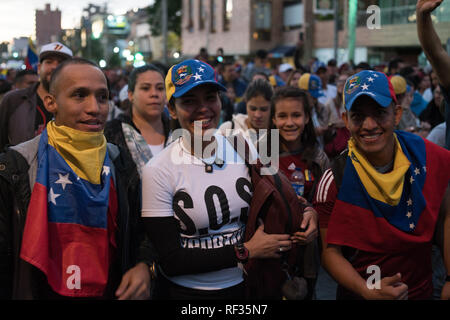 Bogota, Kolumbien, 23. Januar 2019, des venezolanischen Demonstranten, glücklich, dass eine Neue presdent erklärt wurde, Lächeln für ein Foto. Credit: Jonathan Tait/Alamy leben Nachrichten Stockfoto