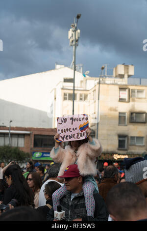 Bogota, Kolumbien, 23. Januar 2019. Kleines Mädchen hält bis banner Lesung "Ich will Venezuela" im März protestieren die Regierung zu Wissen und der Unterstützung des neuen selbst erklärten Präsident. Credit: Jonathan Tait/Alamy leben Nachrichten Stockfoto