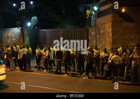 Bogota, Kolumbien, 23. Januar 2019. Polizei der Eingang zu dem Anwesen der Venezolanischen Botschafter bei März protestieren die Regierung und die Unterstützung der Neuen selbst erklärten Präsident. Credit: Jonathan Tait/Alamy leben Nachrichten Stockfoto