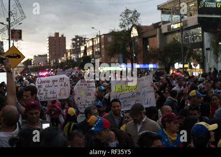 Bogota, Kolumbien, 23. Januar 2019. Demonstranten März entlang der 85. Strasse bis Bannern an März protestieren die venezolanische Regierung und der Unterstützung des neuen selbst erklärten Präsident. Credit: Jonathan Tait/Alamy leben Nachrichten Stockfoto